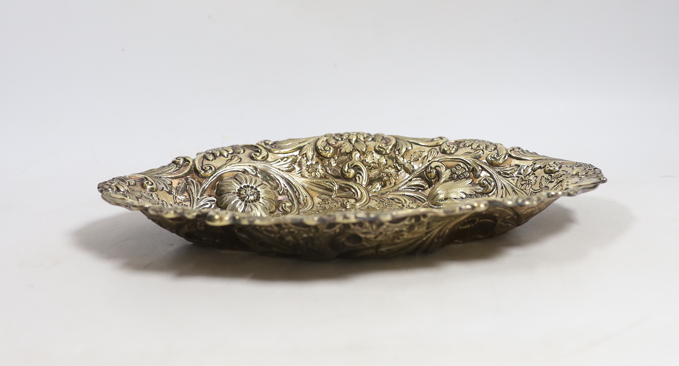 A late Victorian embossed silver gilt oval dish, by Charles Stuart Harris, London, 1886, 27cm, 8.2oz.